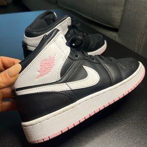 Jordan 1 Mid Artic Pink Black Big Kid’s 5.5 Women’s 7